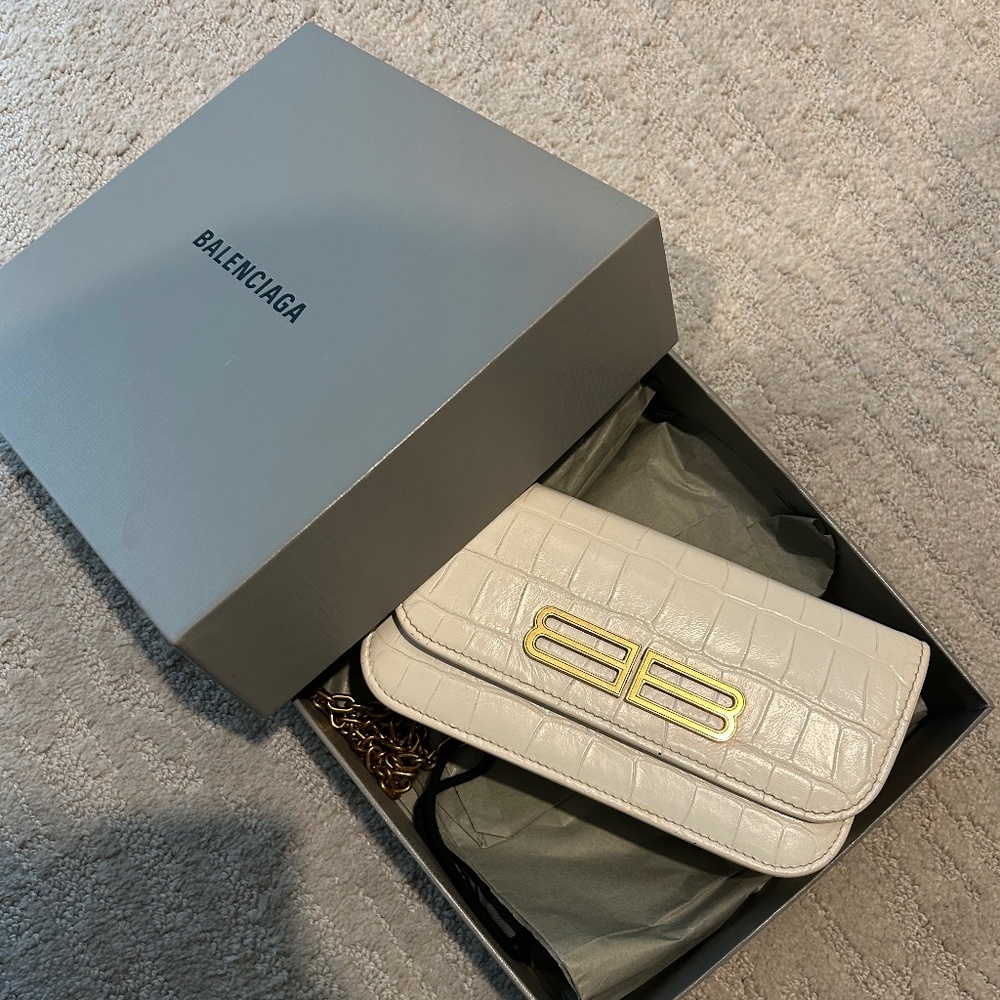 It looks very new. Comes with box and dust bag. No tear no scratch.